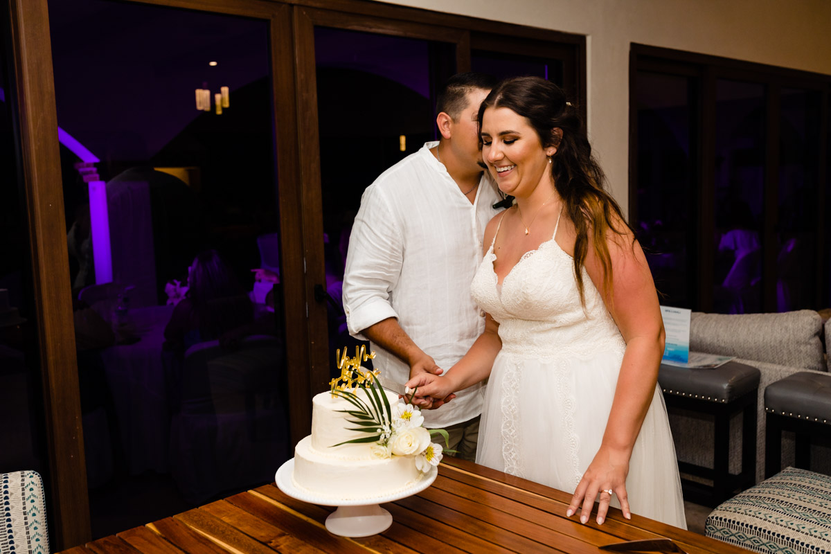 Cutting the cake Wedding Photo Isla Mujeres 