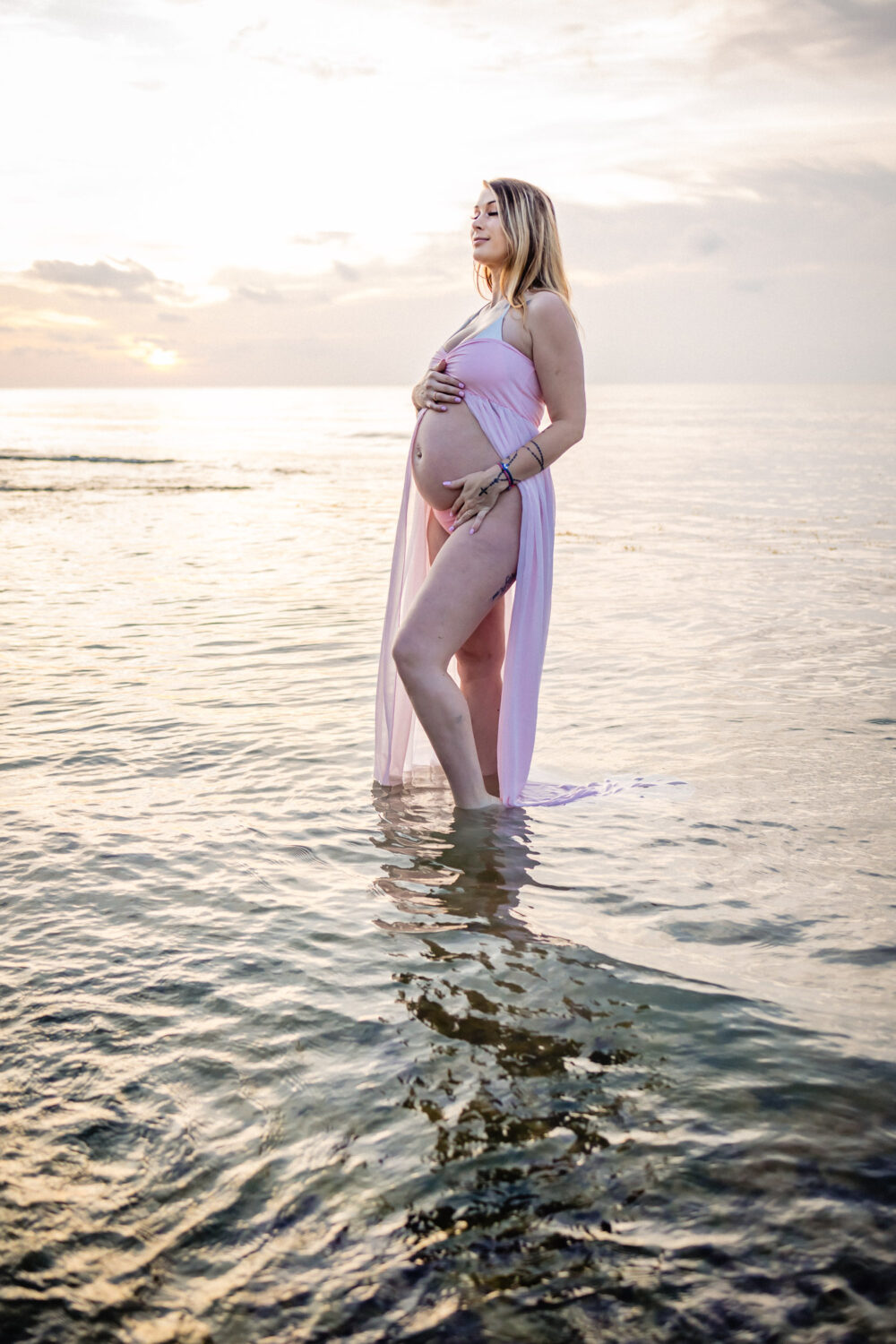Stunning pregnancy photography in Cancun
