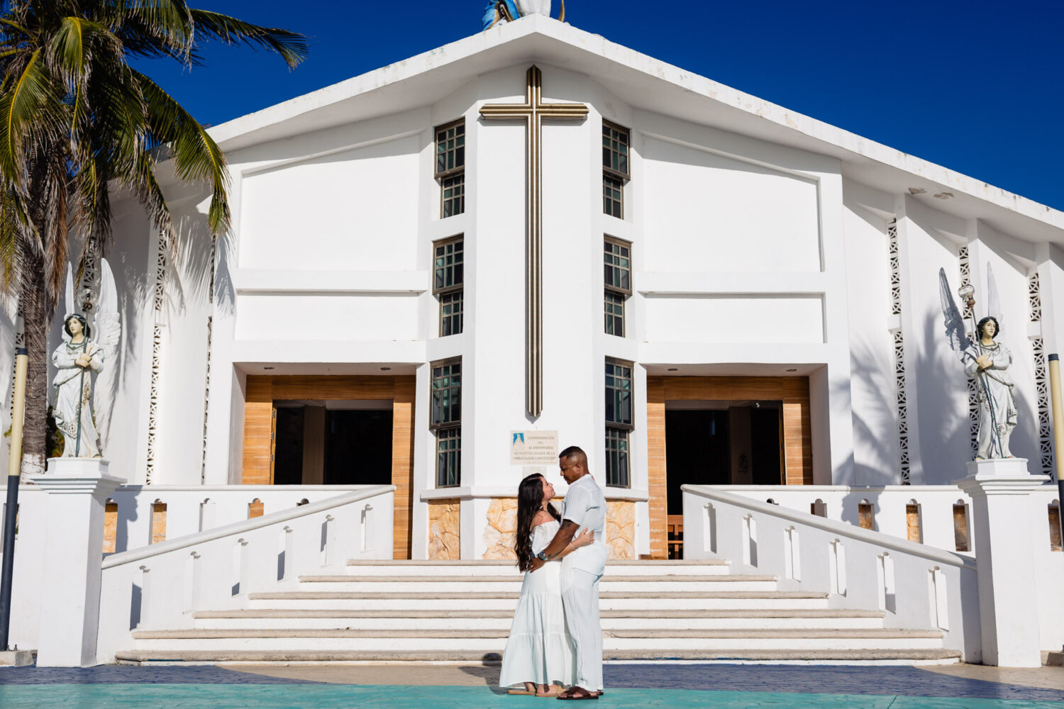 Couple celebrating honeymoon in Isla Mujeres town 